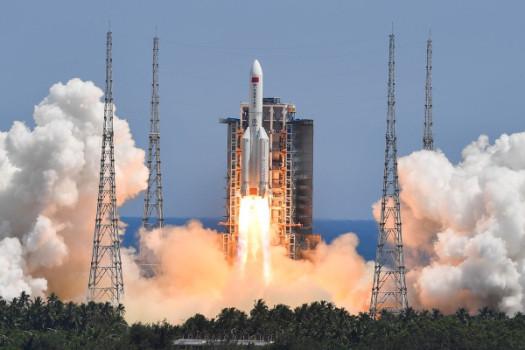 China’s uncontrolled rocket crashes down over the Indian Ocean0